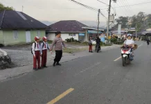 Polsek Silih Nara Bantu Seberangkan Siswa Sekolah
