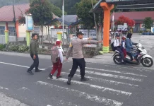 Polsek Silih Nara Hadir di Jam Sibuk Bantu Anak Sekolah Menyeberang Jalan
