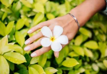 Coconut Milk Nails Hadirkan Gaya Kuku Minimalis Elegan