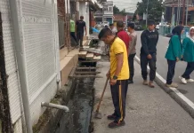 Sambut HUT RI, Polsek Bandar Bersama Warga Bhakti Sosial di Meunasah An-Nur