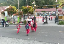 Polsek Silih Nara Bantu Kelancaran Lalu Lintas dan Keselamatan Pelajar