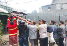 Polsek Silih Nara Bantu Padamkan Kebakaran Rumah Warga