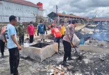 Polisi dan Warga Bersihkan Puing Pasca Kebakaran di Jagong Jeget
