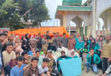 Mahasiswa PPKPM Kelompok 8 bersama masyarakat Kampung Antara Salurkan Bantuan