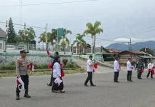 Semarakan HUT RI, Forkopimcam Wih Pesam Bagikan Bendera Merah Putih