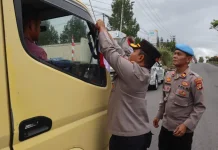 Sambut HUT RI, Polres Bener Meriah 100 Bagikan Bendera Merah Putih