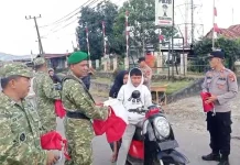 Forkopimcam Permata Bagikan 200 Bendera Merah Putih kepada Masyarakat