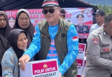 Polres Bener Meriah Salurkan 50 Paket Bansos di Sela Tanam Bawang Putih Serentak