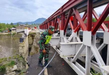 Babinsa Koramil Wih Pesam Cek Kondisi Jembatan Bailey Jamur Ujung