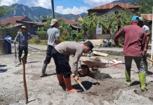 Polsek Pegasing Bersama Warga Gotong Royong Bangun dan Bersihkan Masjid