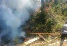 Polsek Bukit Bersama Warga Padamkan Kebakaran Lahan di Tingkem Bersatu