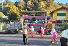 Polisi Aceh Tengah Bantu Pelajar Menyeberang dan Lancarkan Lalu Lintas