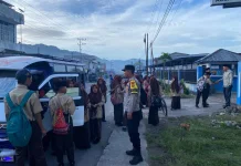 Polsek Pegasing Bantu Pelajar Menyeberang dan Lancarkan Lalu Lintas