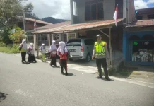 Polsek Bintang Bantu Seberangkan Anak Sekolah dan Atur Arus Lalu Lintas