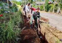 Babinsa dan Warga Gotong Royong Bangun Drainase di Desa Musara Pakat