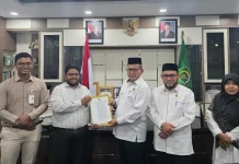 Kakanwil Kemenag Aceh Serahkan Keputusan Izin Perwakilan LAZ BSI Maslahat