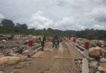 Babinsa Bandar Cek Kondisi Jembatan Aramco di tengah Tingginya Curah Hujan
