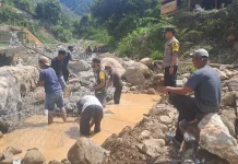Polisi dan Warga Gotroy Kebut Jembatan Pilar Jaya Segera Terhubung