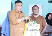 Bupati Fakhry Serahkan Bantuan Masa Panik untuk 13 KK