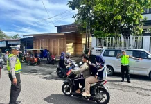 Satlantas Polres Bener Meriah Atur Arus Lalu Lintas di Pasar Tumpah Simpang Balik