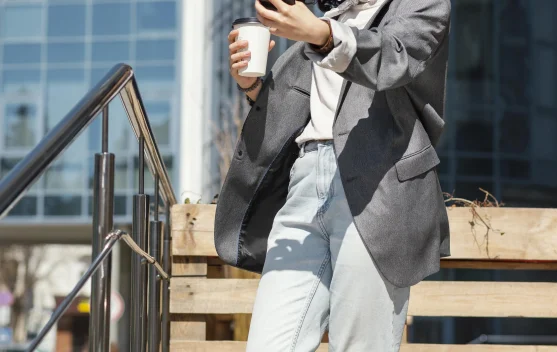 Tips Padukan Jeans, Gaya Street Style yang Kekinian