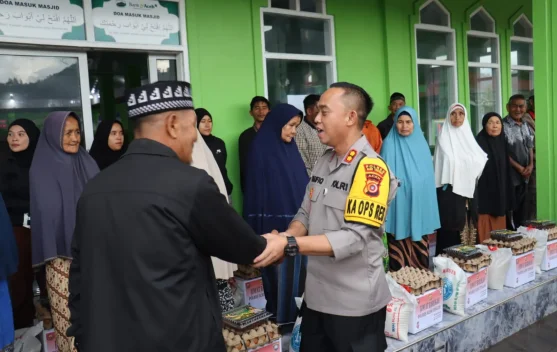 Polres Aceh Tengah Salurkan Sembako untuk Warga Kayu Kul