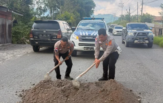 Polantas Bener Meriah Tambal Jalan Berlubang untuk Kurangi Risiko Kecelakaan