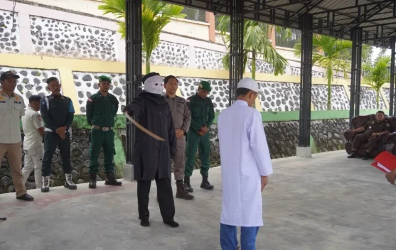 Langgar Qanun Jinayat, Kejari Gayo Lues Lakukan Eksekusi Cambuk