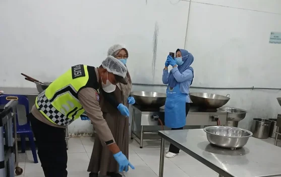 Bhabinkamtibmas Polsek Pintu Rime Gayo Sambangi Dapur MBG
