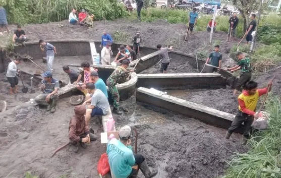 Warga Tiga Kampung Gotong Royong Bersihkan Bak Penampungan Air