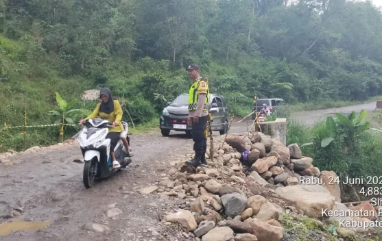 Polsek Pintu Rime Gayo  Monitoring dan Pengamanan Lalu Lintas Pasca Banjir