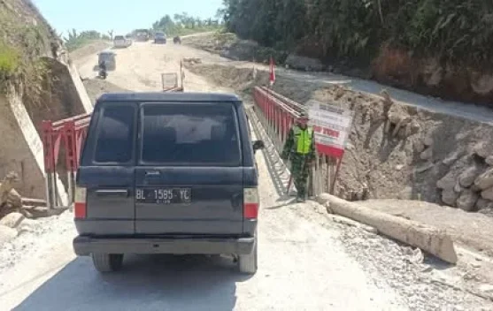 Babinsa Koramil 05/Permata Pantau Kondisi Jembatan Bailey Burni Pase