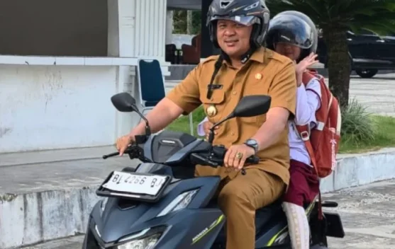 Bupati Gayo Lues Antar Anak di Hari Pertama Sekolah