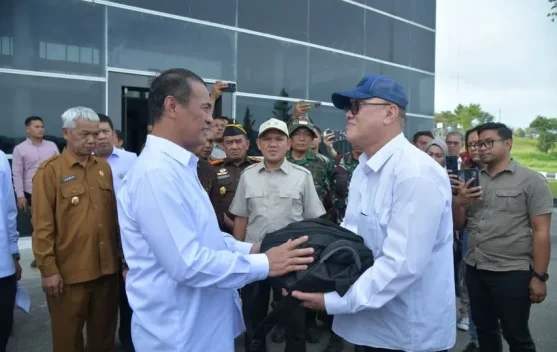 Menteri Pertanian Serahkan Bantuan Rp 1 Miliar untuk Masjid  di Bener Meriah