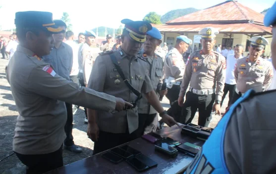 Cegah Judi Online dan Pinjol, Kapolres Bener Meriah Sidak Ponsel Personel