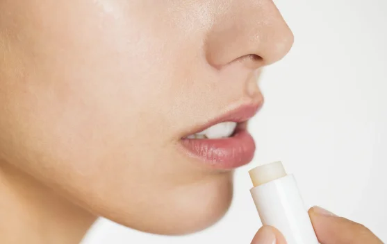 Jangan Asal Pakai Lip Balm, Bisa Jadi Bibir Makin Kering
