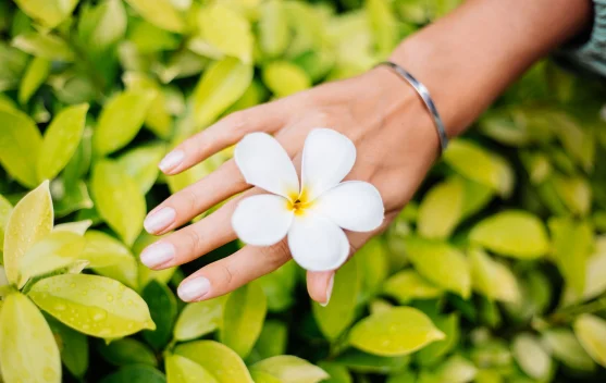 Coconut Milk Nails Hadirkan Gaya Kuku Minimalis Elegan