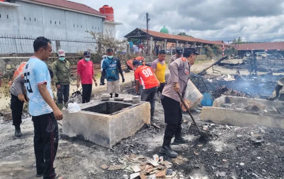 Polisi dan Warga Bersihkan Puing Pasca Kebakaran di Jagong Jeget