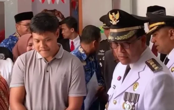 Bupati Haili Serahkan Adminduk untuk Bayi yang Lahir di 17 Agustus