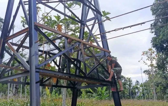 TNI dan Warga Percepat Pembangunan Jembatan Gantung di Lawe Pinis
