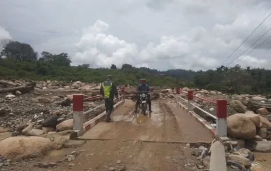 Babinsa Bandar Cek Kondisi Jembatan Aramco di tengah Tingginya Curah Hujan