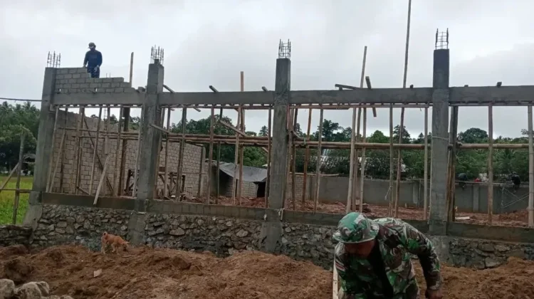 Babinsa Sertu Markus Dampingi Pembangunan  KDKMP Ambela