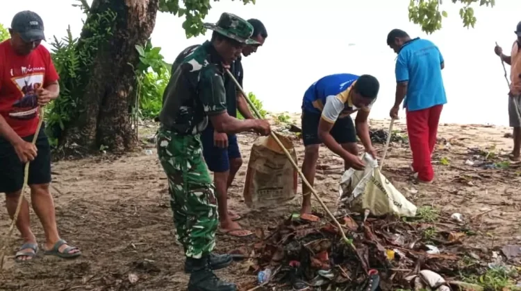 Sinergitas Aparat dan Masyarakat Bersihkan Sampah