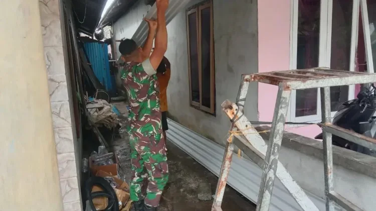 Babinsa Miangas Bantu Warga Pasang Talang Saluran Air