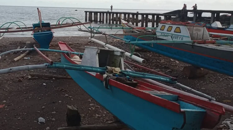 Nelayan Masih Parkir Perahu akibat Cuaca Ekstrem