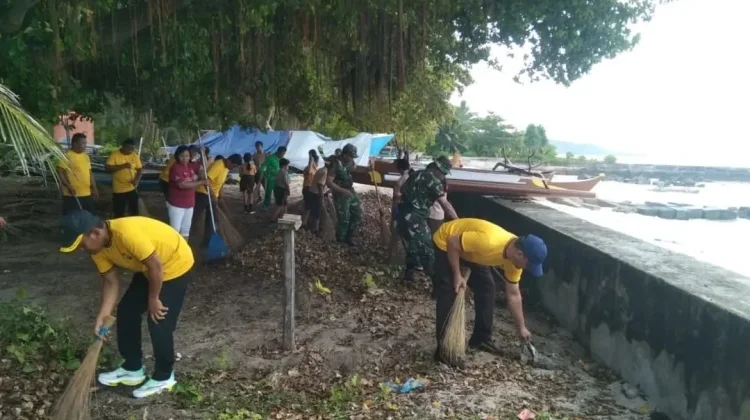 Tentara Nanusa Ajak Warga Karatung Percantik Pesisir Pantai