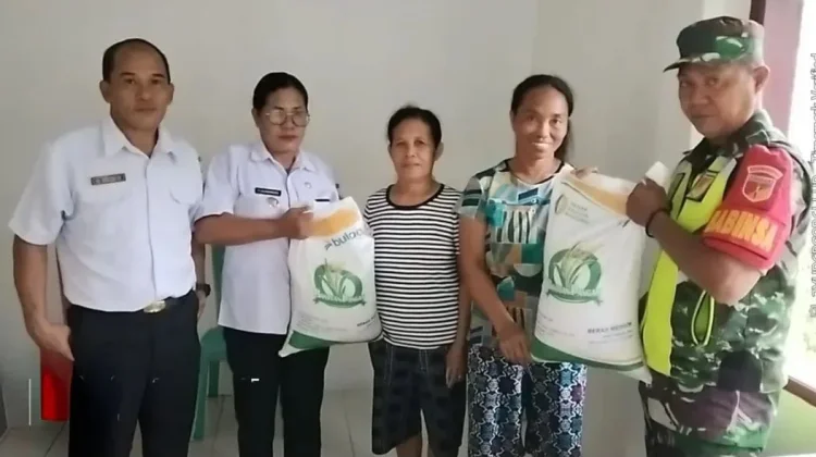 Babinsa Melonguane Dampingi Penyaluran Bantuan Beras Masyarakat Talaud