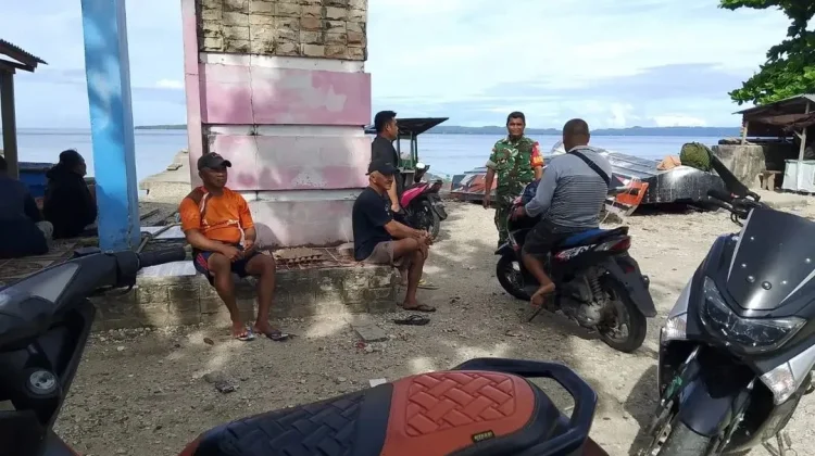 Babinsa Mangaran Jalin Kedekatan Dengan Warga di Pelabuhan