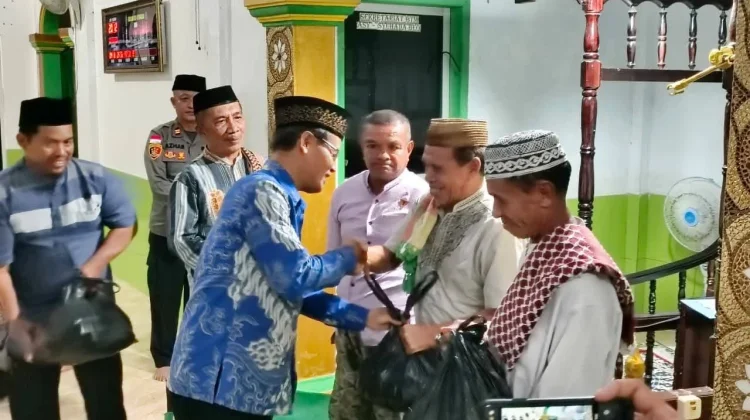 Kakan Kemenag Serahkan Bantuan Kepada Umat
