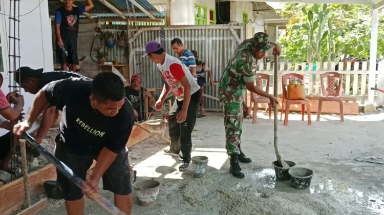 Babinsa Lirung dan Warga Kompak Cor Tiang Gereja